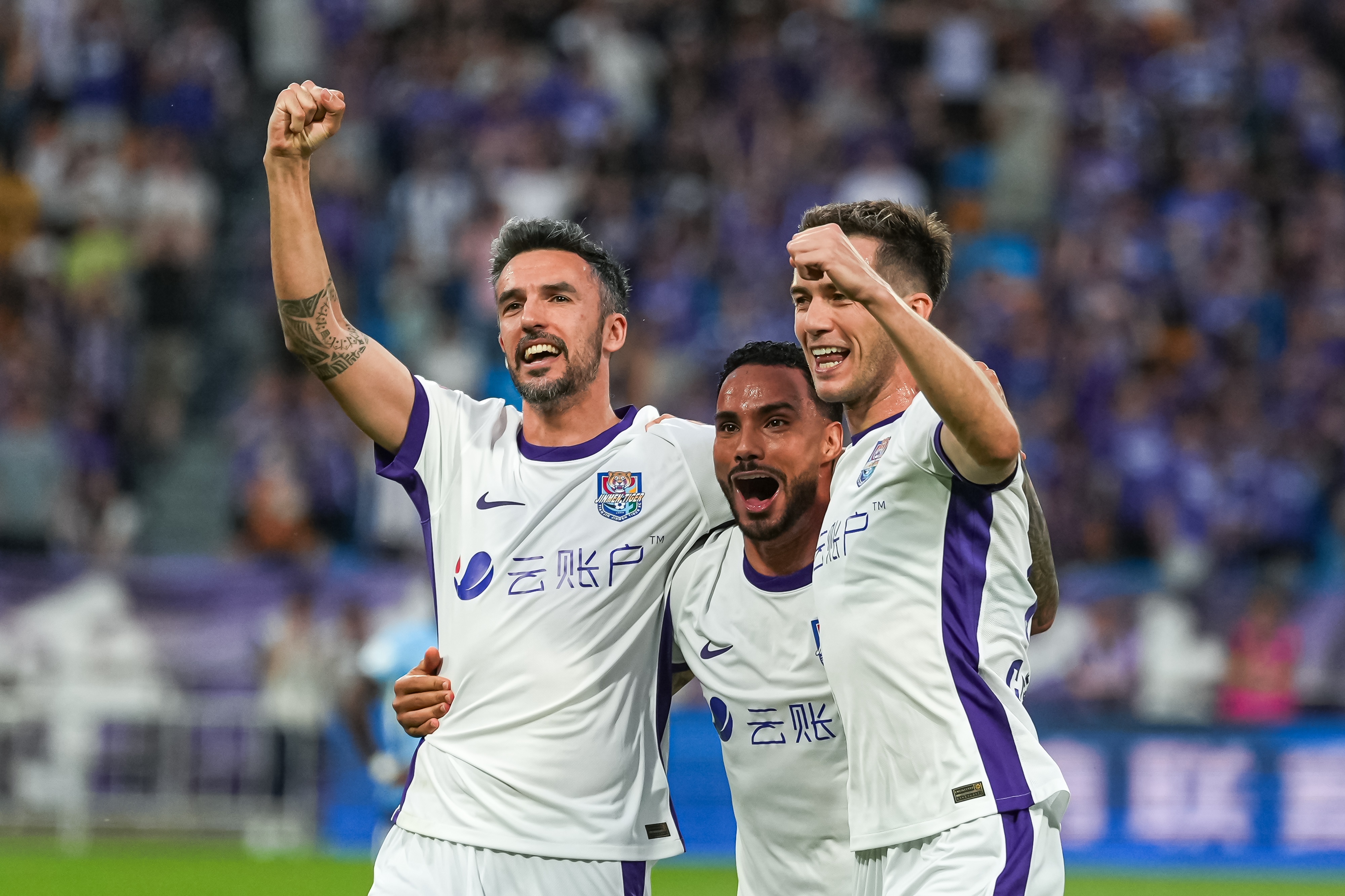 津门虎3-0新鹏城运动战破荒，于根伟耳麦遥控指挥助球队逃离副班长