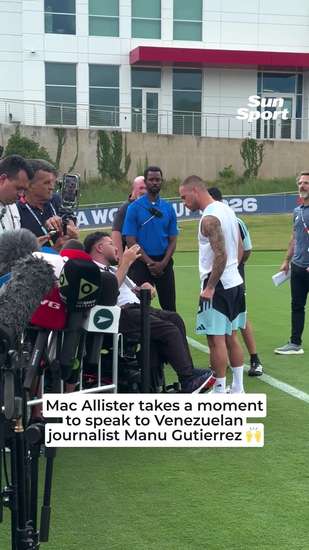 麦卡利斯特赛前停留与委内瑞拉残疾记者互动