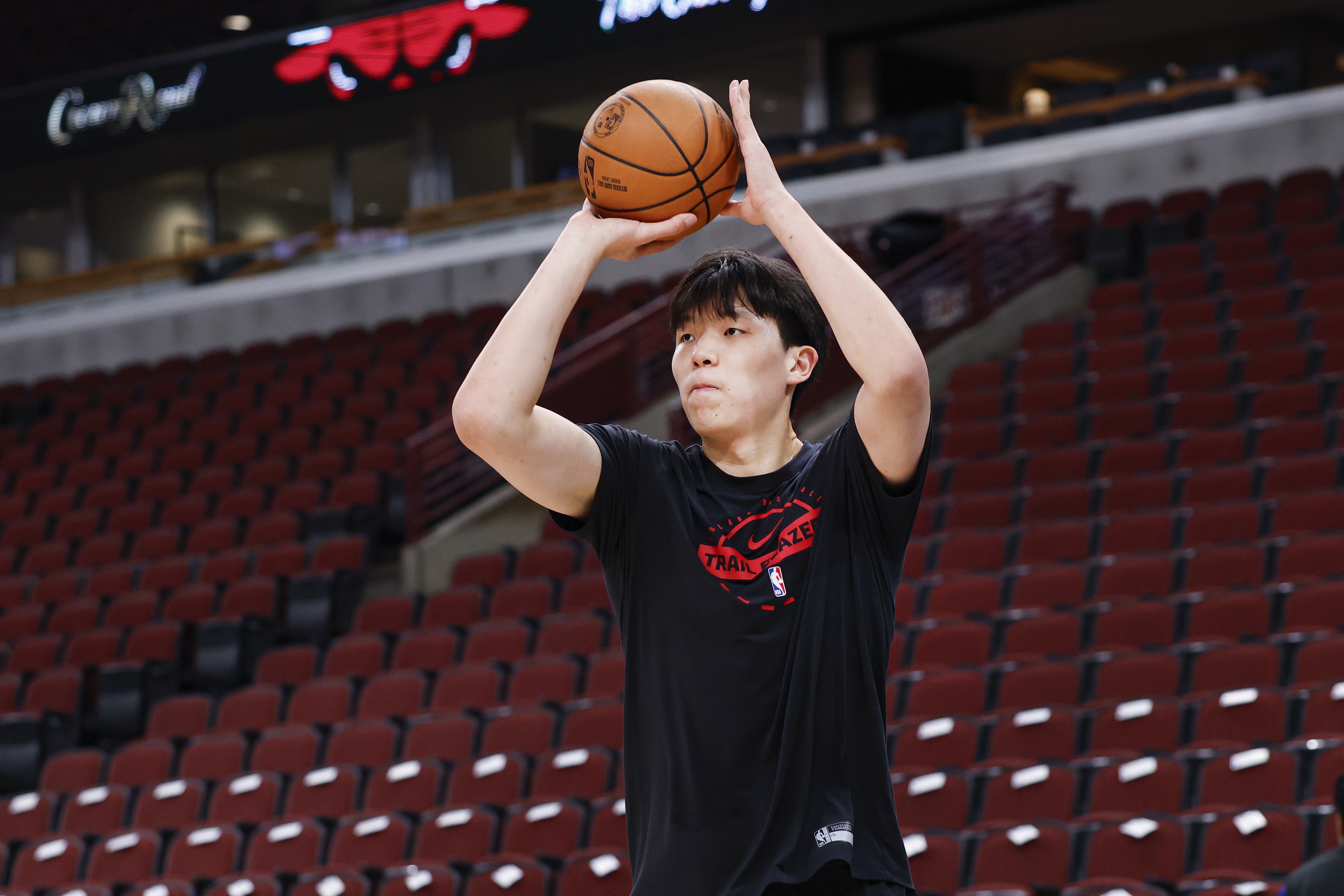杨瀚森夏联场均13+8.5+3.8，开拓者媒体人：两年内兑现天赋不公平