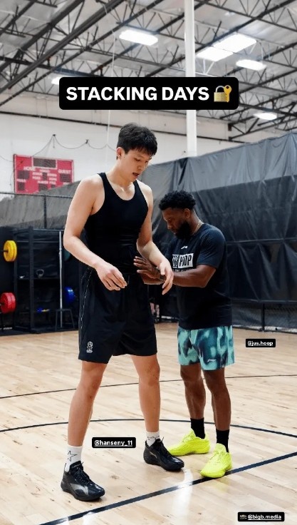 杨瀚森师从顶级训练师克里斯·约翰逊 曾服务詹姆斯韦德保罗
