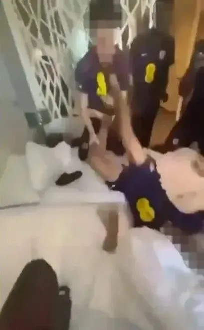 英格兰U16队内斗殴视频曝光：锁喉殴打队友，旁观者拍视频叫好