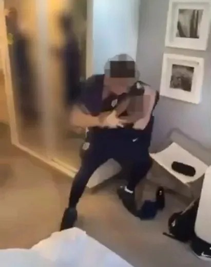 英格兰U16队内斗殴视频曝光：锁喉殴打队友，旁观者拍视频叫好