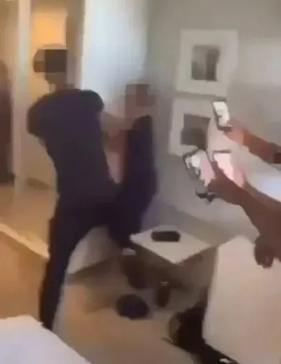 英格兰U16队内斗殴视频曝光：锁喉殴打队友，旁观者拍视频叫好