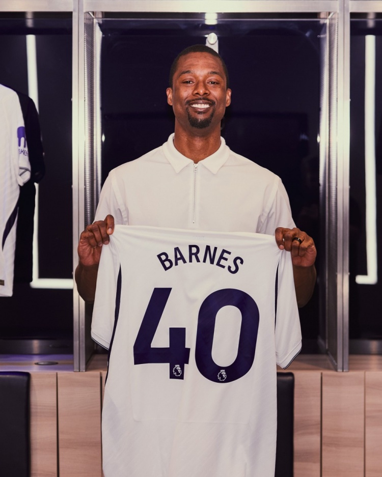 跨界联动:NBA马刺前锋巴恩斯获赠热刺40号球衣