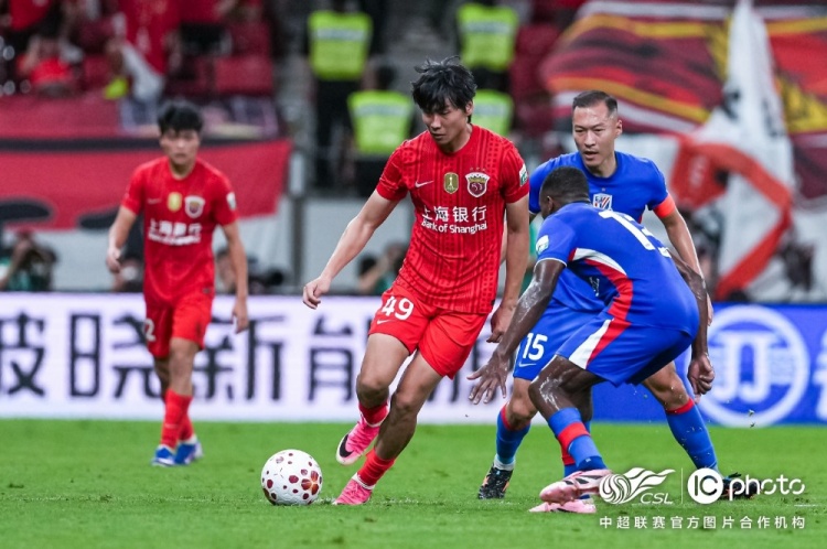 莱昂纳多闪击李新翔推空门 上海海港2-0上海申花 莱昂纳多闪击李新翔推空门 上海海港2-0上海申花