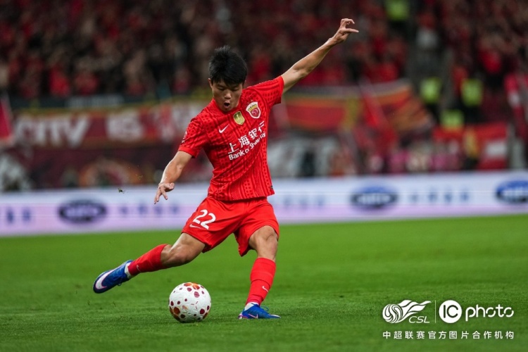 莱昂纳多闪击李新翔推空门 上海海港2-0上海申花 莱昂纳多闪击李新翔推空门 上海海港2-0上海申花