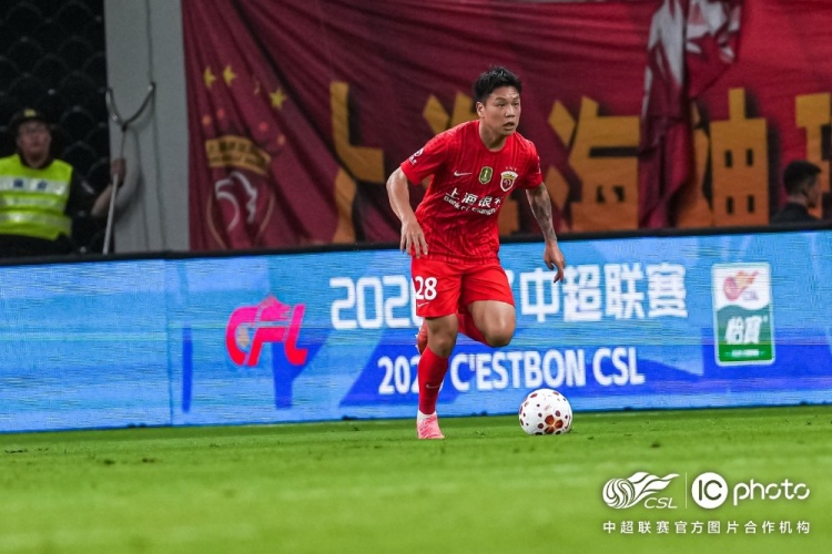 莱昂纳多闪击李新翔推空门 上海海港2-0上海申花 莱昂纳多闪击李新翔推空门 上海海港2-0上海申花