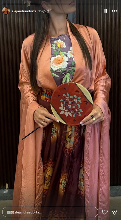 佩德里为苏州vs无锡开球,女友晒汉服照