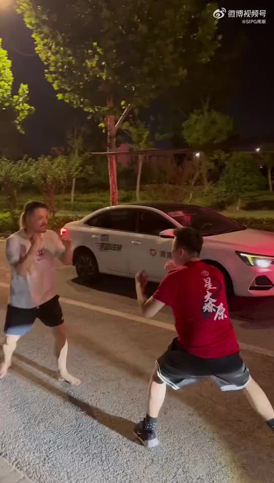 上海德比赛后爆发冲突 海港球迷与申花球迷发生肢体接触