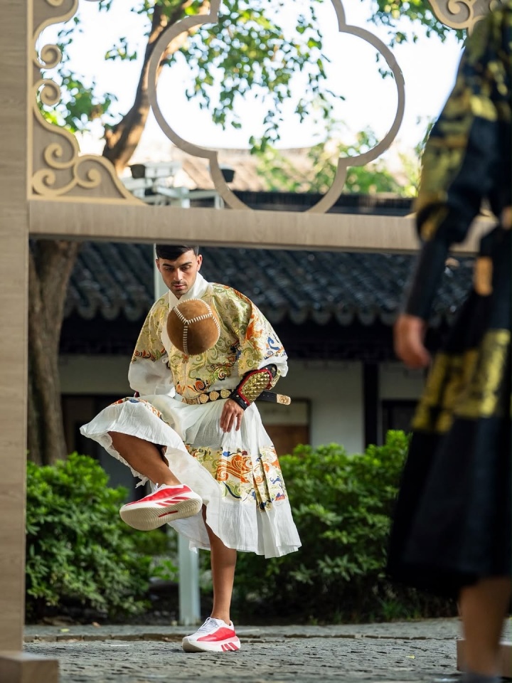 佩德里苏州行亮相汉服照,女友同框打卡丝绸博物馆 佩德里苏州行亮相汉服照,女友同框打卡丝绸博物馆