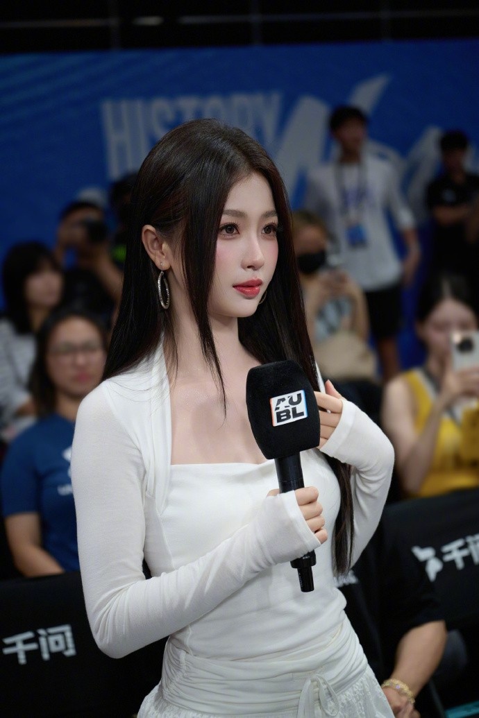 许书欣为政大vs上交开球 晒照:很开心来到AUBL赛场 许书欣为政大vs上交开球 晒照:很开心来到AUBL赛场