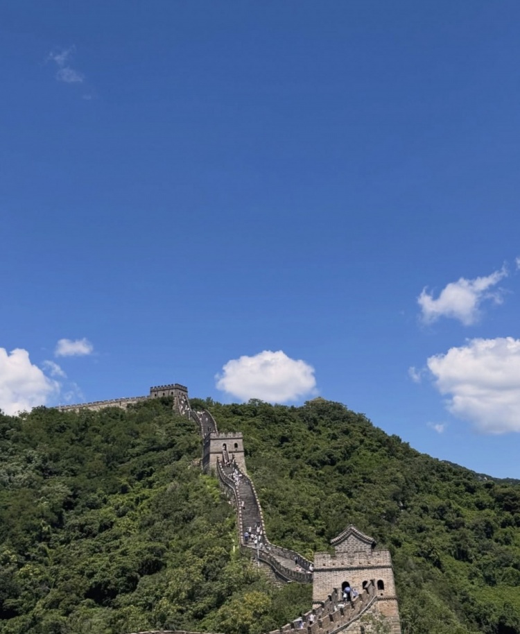 马德鲁加晒长城照：不愧为世界七大奇迹之一