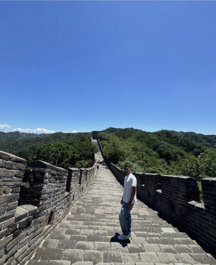 马德鲁加晒长城照：不愧为世界七大奇迹之一