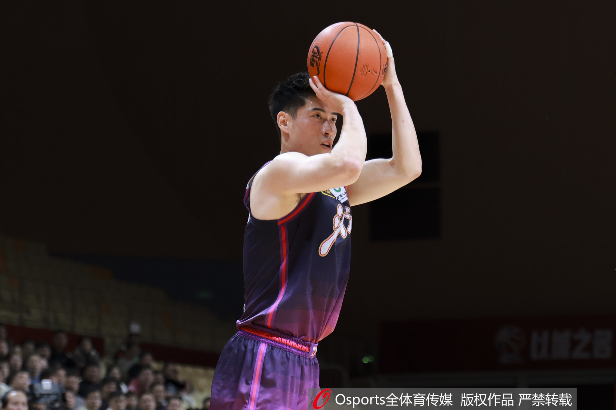 浙江男篮空出一顶薪名额 去年满额只得放走王奕博 浙江男篮空出一顶薪名额 去年满额只得放走王奕博