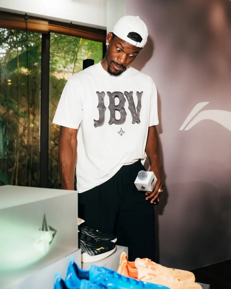 巴特勒晒中国行照片宣传签名鞋：迫不及待想让大家都能穿上