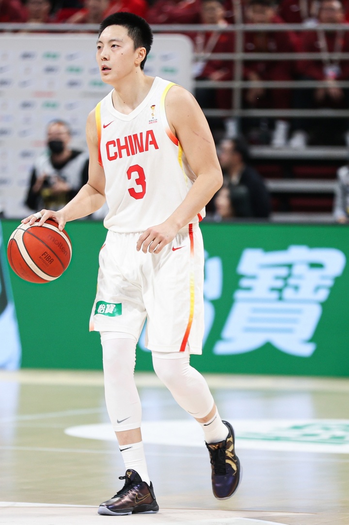 胡明轩:球队今天发挥不错 小组赛最后一场还是要保持我们的特点