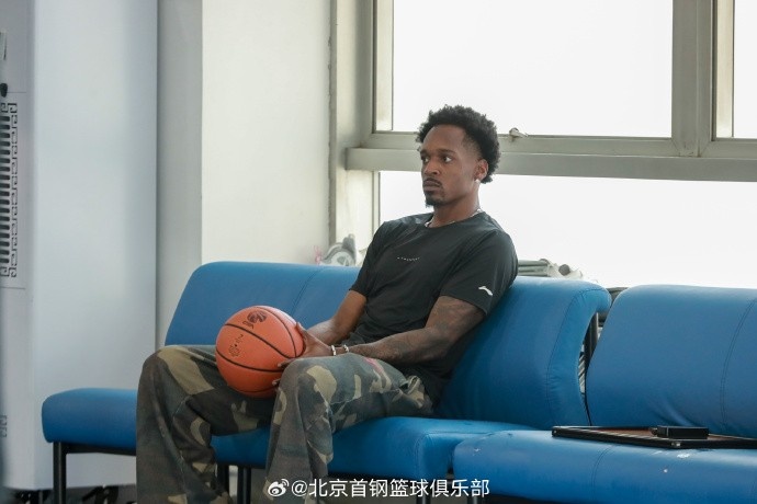 北京官博晒巴里·布朗训练照:好久不见 来了就练 欢迎布朗到队!