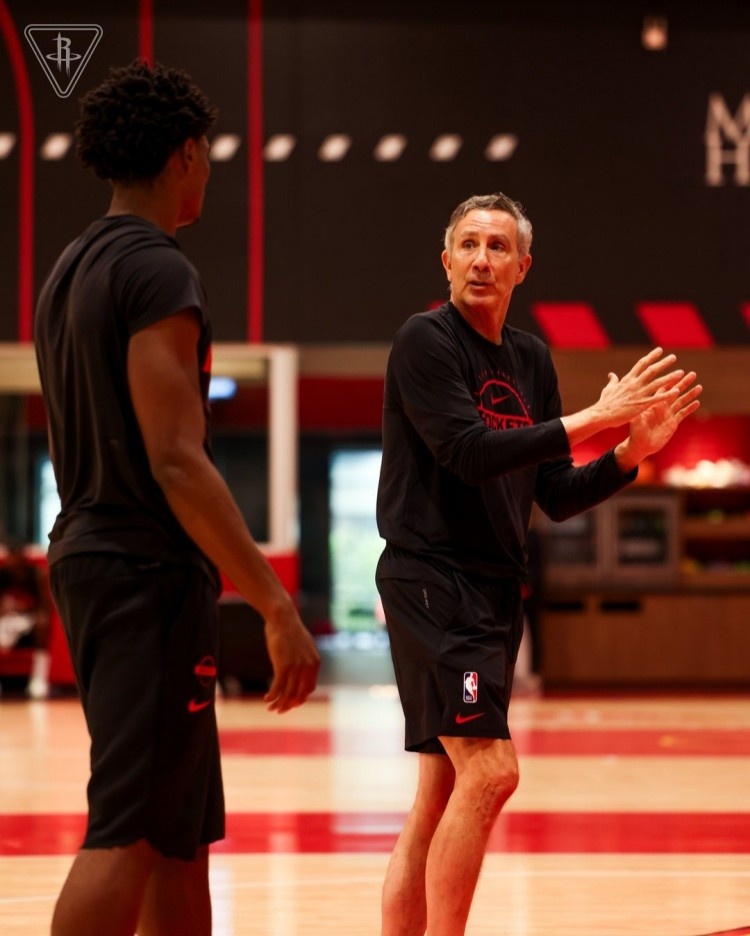 名记：恩格兰德是NBA最高薪的兼职助教之一 他在雷霆不随队去客场