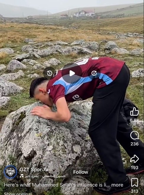 成景点了!萨拉赫晒游玩照,土耳其球迷纷纷实地打卡他坐过的石头 成景点了!萨拉赫晒游玩照,土耳其球迷纷纷实地打卡他坐过的石头