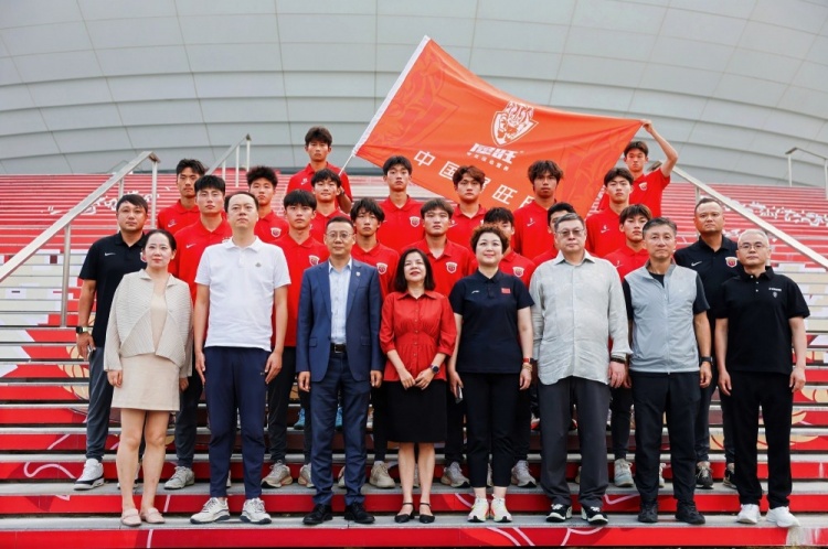 上海海港·中国犀旺队赴法国欧塞尔出征仪式在上汽浦东足球场举行 上海海港·中国犀旺队赴法国欧塞尔出征仪式在上汽浦东足球场举行