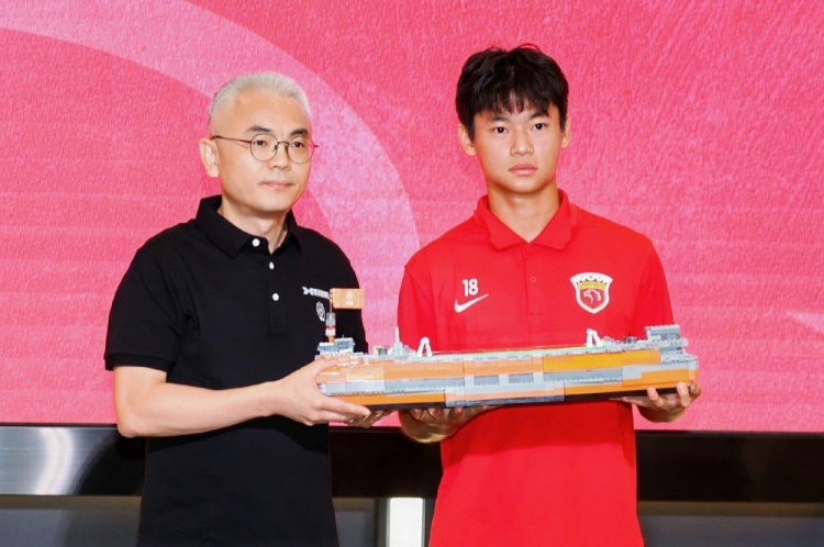 上海海港·中国犀旺队赴法国欧塞尔出征仪式在上汽浦东足球场举行 上海海港·中国犀旺队赴法国欧塞尔出征仪式在上汽浦东足球场举行