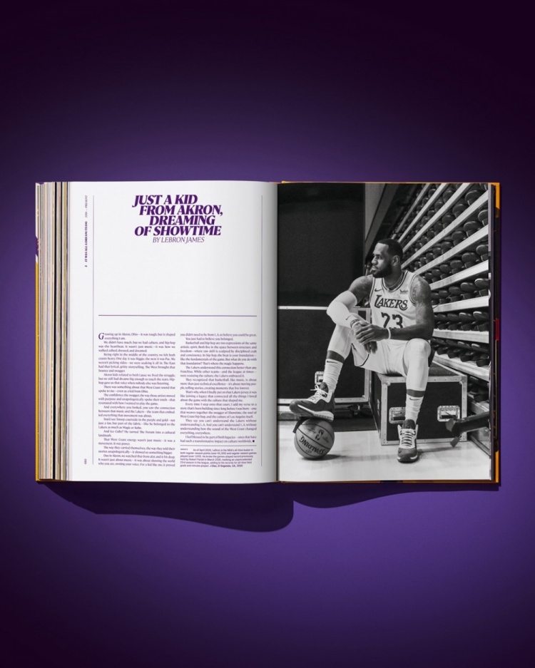 紫金历史!媒体人晒湖人官方摄影集实物 詹姆斯东契奇等撰写文章 紫金历史!媒体人晒湖人官方摄影集实物 詹姆斯东契奇等撰写文章